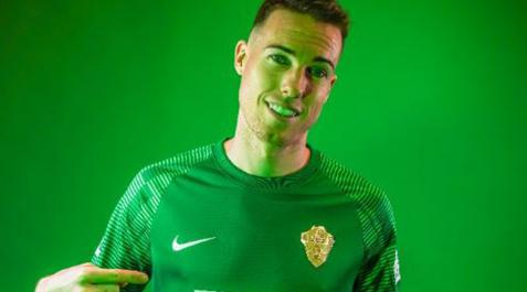 Carlos Clerc posa como nuevo futbolista del Elche Carlos Clerc posa como nuevo futbolista del Elche