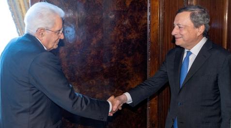 mattarella y draghi Sergio Mattarella y Mario Draghi se saludan este jueves, en Roma
