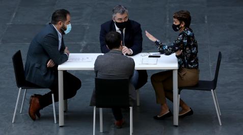 _A_ JOSE CARLOS CORD (35297952) Ramón Alzórriz, Santos Cerdán y María Chivite mantienen una reunión en el atrio del Parlamento navarro en octubre de 2020