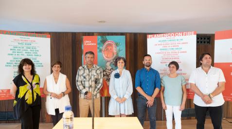 De izda a dcha:; Natalia Ecay; de la Asociación de Hostelería y Turismo de Navarra; Ana Elizalde, teniente de alcalde del Ayuntamiento de Pamplona; Arturo Fernández, director del Flamenco on Fire; Rebeca Esnaola, consejera de Cultura; Ramón Urdiain, director de NICDO; Patricia Cuevas, de Asociación Bardenas Reales; y Ricardo Hernández, de Gaz Kaló