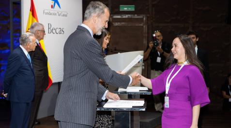 El rey Felipe VI entrega el certificado a la navarra Naomi Moreno El rey Felipe VI entrega el certificado a la navarra Naomi Moreno