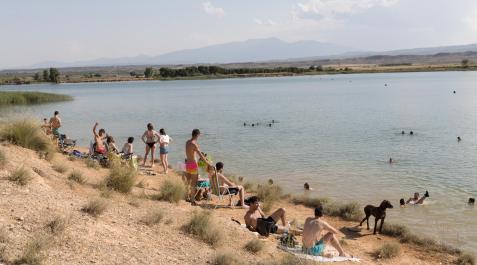 Bañistas y animales disfrutan en la Balsa El Pulguer Bañistas y animales disfrutan en la Balsa El Pulguer
