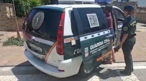 Imagen de los agentes de la Guardia Civil ayudando a la peregrina Imagen de los agentes de la Guardia Civil ayudando a la peregrina