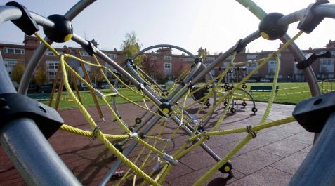 Columpios en Mendillorri La actuación se completará con la instalación de juegos infantiles de madera en la zona verde