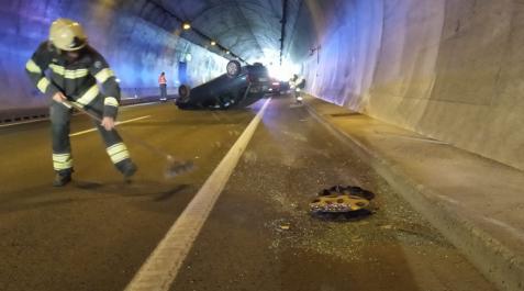 Accidente en los túneles de Ezkaba El coche, volcado sobre el asfalto