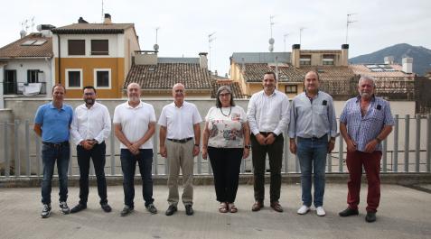 El consejero Bernardo Ciriza, junto con representantes municipales. De izquierda a derecha: el alcalde de Oteiza, Rubén Martínez; el director general de Administración Local y Despoblación, Jesús Mª Rodríguez; el alcalde de San Adrián, Emilio Cigudosa; el El consejero Bernardo Ciriza, junto con representantes municipales. De izquierda a derecha: el alcalde de Oteiza, Rubén Martínez; el director general de Administración Local y Despoblación, Jesús Mª Rodríguez; el alcalde de San Adrián, Emilio Cigudosa; el consejero Ciriza; la alcaldesa de Barbarin, Mª Carmen Puerta; el gerente de la Mancomunidad de Montejurra, Nicolás Ulibarri; y los alcaldes de Igúzquiza y Luquin, José Ignacio Urra y Aurelio Pardo