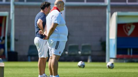 La cúpula de la dirección deportiva de Osasuna, Braulio Vázquez y Cata, en un entrenamiento en Tajonar durante los pasados Sanfermines La cúpula de la dirección deportiva de Osasuna, Braulio Vázquez y Cata, en un entrenamiento en Tajonar durante los pasados Sanfermines