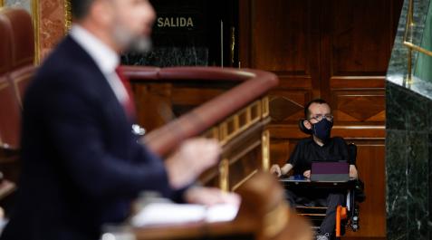 El portavoz de Unidas Podemos, Pablo Echenique (d), escucha la intervención del líder de Vox, Santiago Abascal, en el Congreso de los Diputados El portavoz de Unidas Podemos, Pablo Echenique (d), escucha la intervención del líder de Vox, Santiago Abascal, en el Congreso de los Diputados