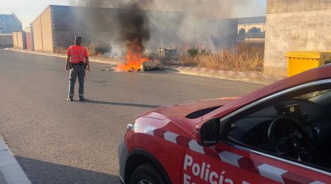 Imagen de un agente de la Policía Foral junto a las llamas, en Cadreita Imagen de un agente de la Policía Foral junto a las llamas, en Cadreita