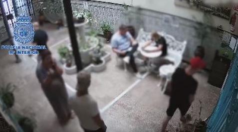 Imagen del momento de la detención de los dos sospechosos Imagen del momento de la detención de los dos sospechosos