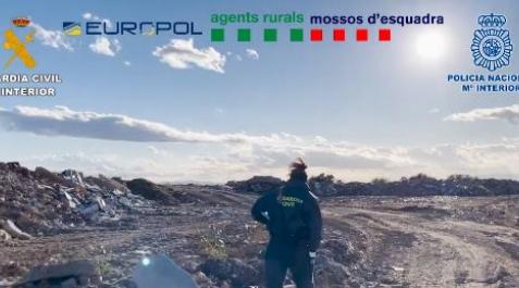 Imagen de un agente con los residuos depositados ilegalmente en España Imagen de un agente con los residuos depositados ilegalmente en España