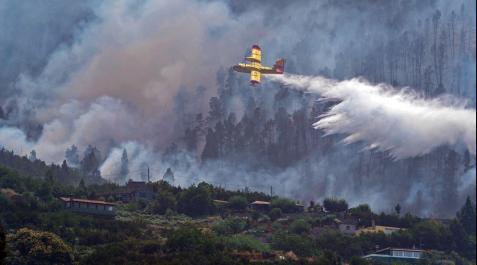 incendio-tenerife Uno de los hidroaviones que participan en el operativo descarga agua sobre el incedio de Los Realejos (Tenerife)