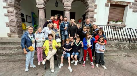 Familiares y amigos arroparon a Maite Agüeros Bazo (fila trasera y con camisa negra, junto a la columna) Familiares y amigos arroparon a Maite Agüeros Bazo (fila trasera y con camisa negra, junto a la columna)