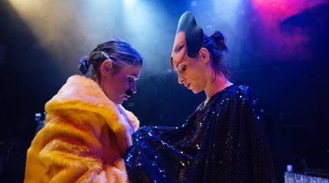 andrea-jimenez Noemi Rodríguez (izquierda), única actriz sobre el escenario, junto a su hermana Darlene, que realiza el acompañamiento musical de 'Hoy puede ser mi gran noche'