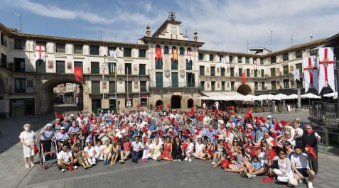 Cohete Tudela 2022 Usuarios, trabajadores y directores de las tres residencias de ancianos de Tudela posan juntos