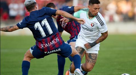 chimy-avila Chimy Ávila pelea por un balón con un jugador del Huesca