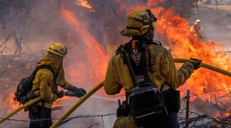 Dos bomberos trabajan en el incendio de Midpines en el condado de Mariposa (California) Dos bomberos trabajan en el incendio de Midpines en el condado de Mariposa (California)