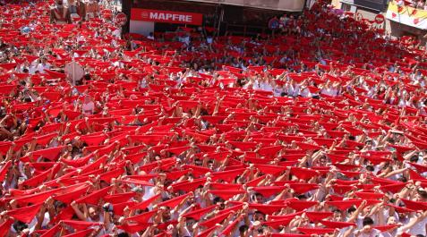 La Plaza del Rebote y las calles adyacentes se tiñeron de blanco y rojo en los momentos previos al inicio de las fiestas, que se prolongarán hasta el domingo 31 de julio.