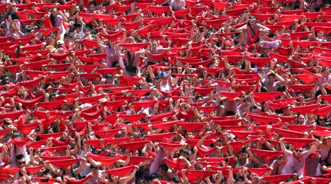 Cohete de Tudela Miles de personas este domingo en la plaza de los Fueros de Tudela