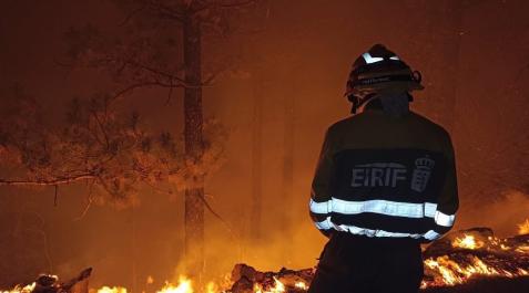 tenerife incendio Un efectivo de la EIRIF trabaja en las labores de extinción del incendio de Tenerife durante la noche