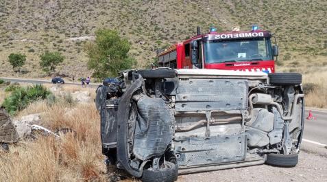 ciclistas Níjar A consecuencia del impacto, el vehículo quedó en posición lateral, atrapando a dos de los ciclistas bajo el mismo