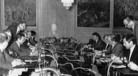 1982-1025.jpg (35327548) El 8 de marzo de 1982, el presidente de la Diputación Foral, Juan Manuel Arza, y el ministro de Administración Territorial, Rafael Arias Salgado, presidieron la firma del proyecto de ley del Amejoramiento