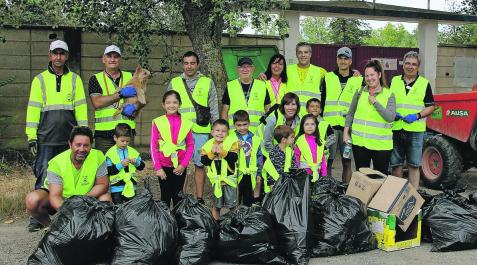 Voluntarios Milagro Voluntarios que participaron en la limpieza de las orillas del Aragón, con parte de los residuos retirados