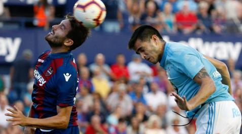 Campaña El centrocampista Campaña, a la izquierda, cabecea un balón en un partido ante el Celta de Vigo