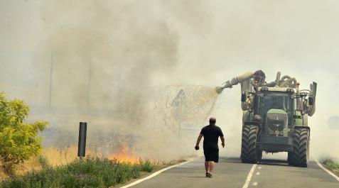 tractor incendio carcastillo Vecinos de la zona ayudaron con sus medios a sofocar las llamas junto a la carretera