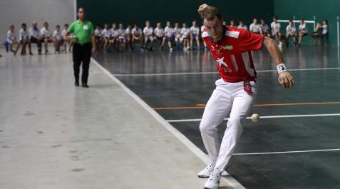 unai-laso Unai Laso resta una pelota en el ancho del frontón Baztan ayer por la tarde en Elizondo, donde volvía después de dos semanas parado