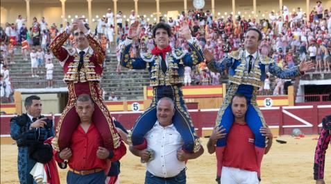 Salida a hombros triunfal de los tres matadores tras desorejar la corrida de Marqués de Quintanar