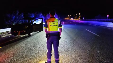 Imagen de un agente de la Guardia Civil, en el accidente en la Autovía del Camino. Imagen de un agente de la Guardia Civil, en el accidente en la Autovía del Camino.
