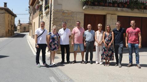 viana El consejero Ciriza, los representantes municipales de Viana y Aras, del Servicio de Conservación de Obras Públicas y de la empresa Construcciones Osés han visitado la NA-7230, recién rehabilitada