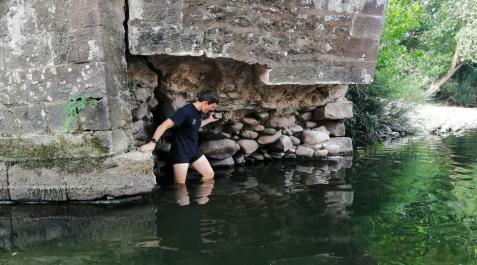 arraioz puente Los sillares desprendidos de la base de uno de los arcos del puente de Arraioz
