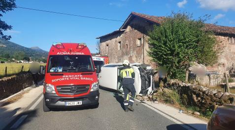 Accidente en la NA-2600 Efectivos de Bomberos, en el lugar del accidente
