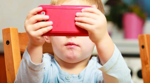 niño pantalla Las nuevas generaciones deben ser plenamente conscientes de que el uso de las pantallas influye en nuestro día a día