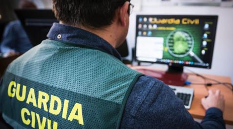 Imagen de un agente de la Guardia Civil frente a un ordenador Imagen de un agente de la Guardia Civil frente a un ordenador