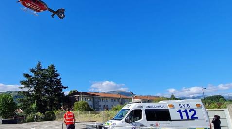 Imagen del helicóptero que ha trasladado al herido en un accidente laboral en Irurita Imagen del helicóptero que ha trasladado al herido en un accidente laboral en Irurita