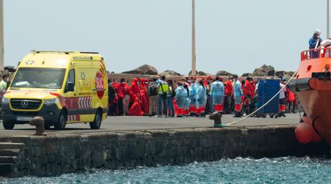menores-canarias Llegada al puerto de Arrecife de inmigrantes rescatados an alta mar: 38 varones, diez mujeres y siete menores.