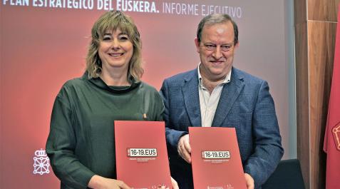 2020_L_Palacio. (35337639) La consejera Ana Ollo y el responsable del Instituto Navarro del Euskera Euskarabidea Mikel Arregi, en la presentación del balance del primer plan el 9 de marzo de 2020.