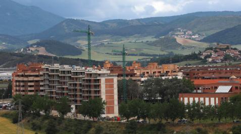 Edificio paralizado en Barañáin En primer plano, entre gruas, el edificio paralizado en Barañáin, junto al C.P. Eulza.