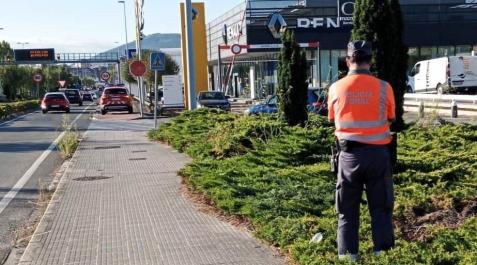 Imagen de un agente de la Policía Foral, en el lugar de los hechos Imagen de un agente de la Policía Foral, en el lugar de los hechos