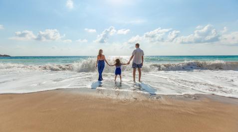 Imagen de una familia con un niño pequeño en la playa Imagen de una familia con un niño pequeño en la playa