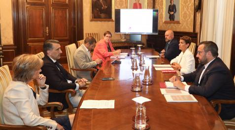 Un momento de la reunión. Un momento de la reunión.