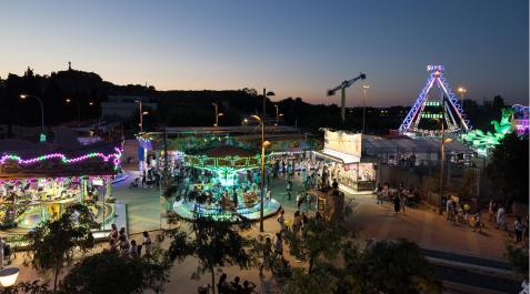 ferias-tudela-prado Vista de una zona de las ferias con el Corazón de Jesús a la izquierda y el puente del Ebro a la derecha