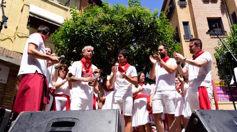 Homenaje en fiestas de Tudela a dos jugadores del Aspil FS Uge Miramón -con el premio en sus manos- junto a Alberto Lahuerta, representantes de La Revolvedera y el alcalde, Alejandro Toquero, además de integrantes de la Escuela de Jotas Raimundo Lanas
