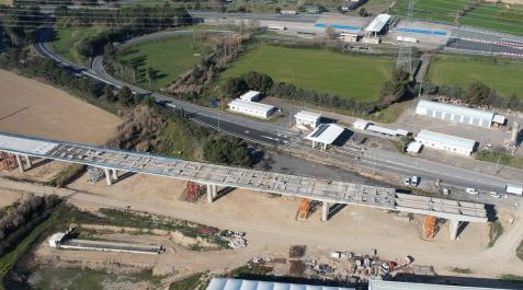 aerea Vista aérea de la obra del viaducto sobre el que irá la plataforma del TAV junto al peaje enlace de Marcilla de la AP-15, en una imagen tomada el pasado mes de mayo
