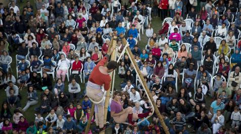 Arce López Gutiérrez y Maëlys Rousseau, de Circ Bover, bailan en el espectáculo de estreno del Festival de las Murallas 2017.