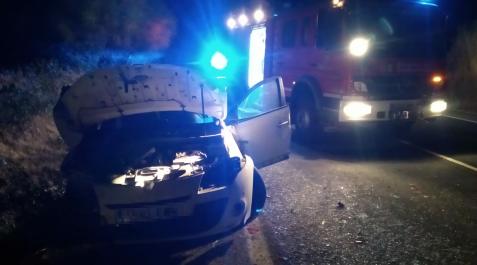 Imagen del estado en el que quedó el vehículo tras salirse de la vía en Estella Imagen del estado en el que quedó el vehículo tras salirse de la vía en Estella