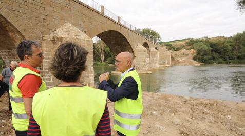 andelos El consejero Ciriza, junto al puente ya restaurado